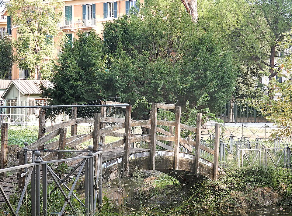 Come si presenta il ponticello di legno a Villa Paganini (Roma)