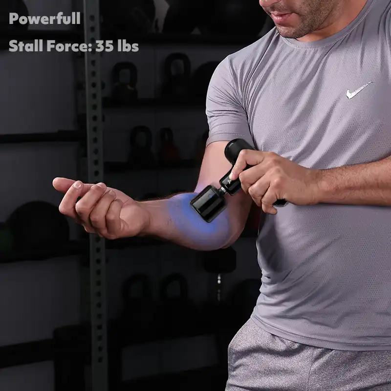 Bob And Brad Q2 Pro: Portable Hot & Cold Therapy 32 Man At The Gym Using bob and brad Q2 Pro Mini Massage Gun